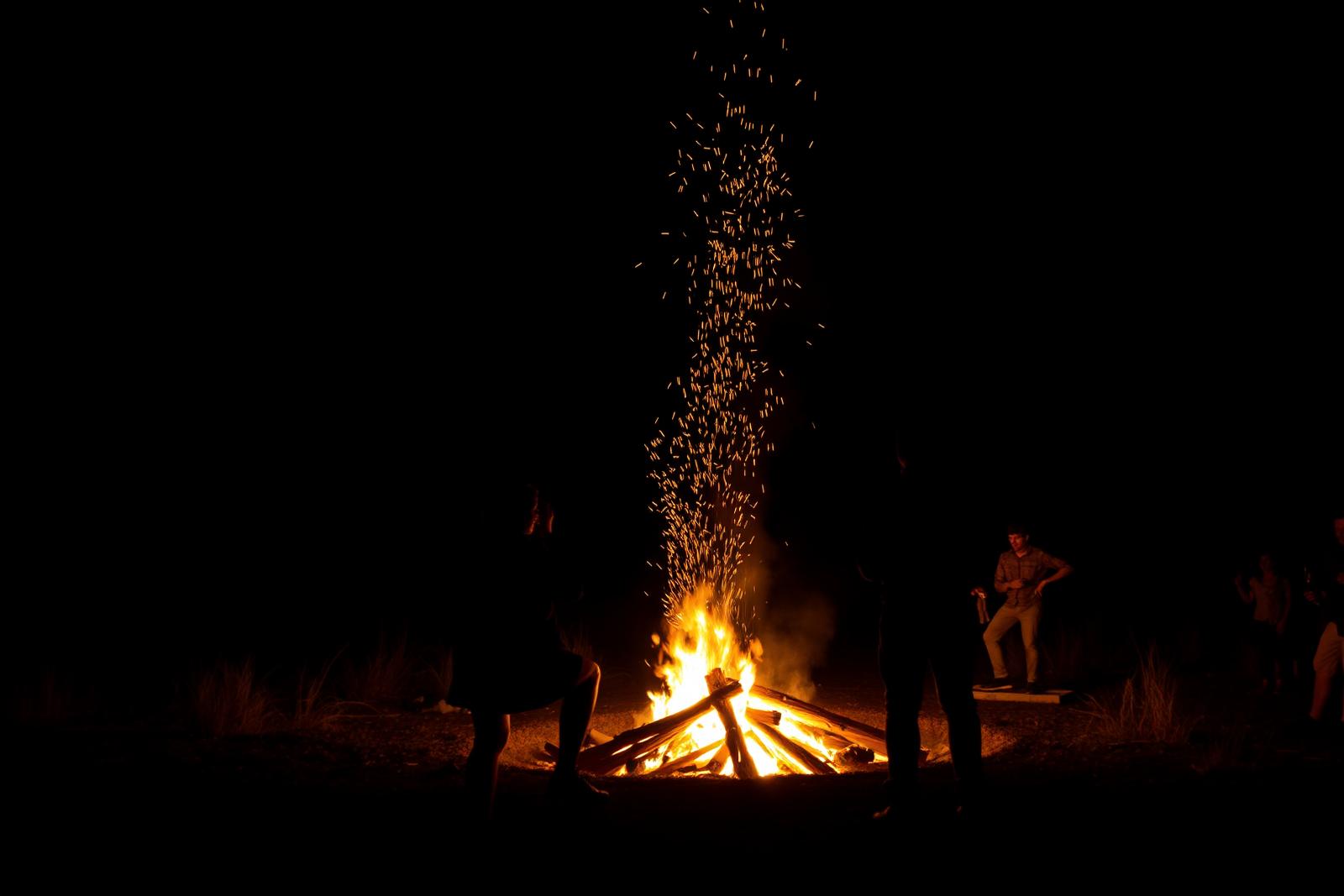 Fuego nocturno en el campo