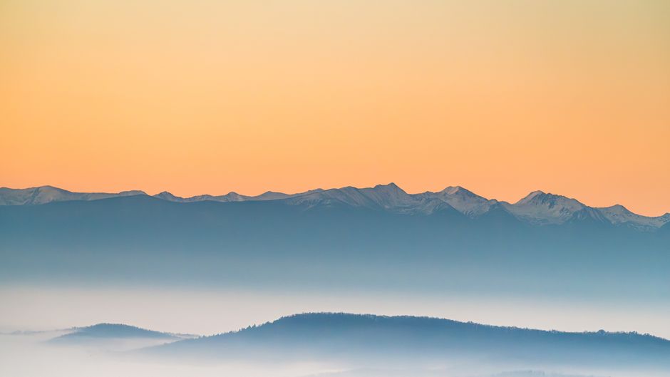 Amanecer sereno entre montañas