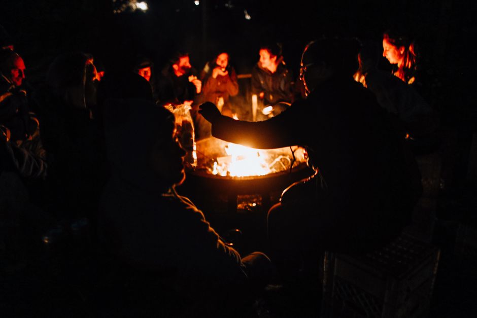Ceremonia de fuego nocturno con bengalas