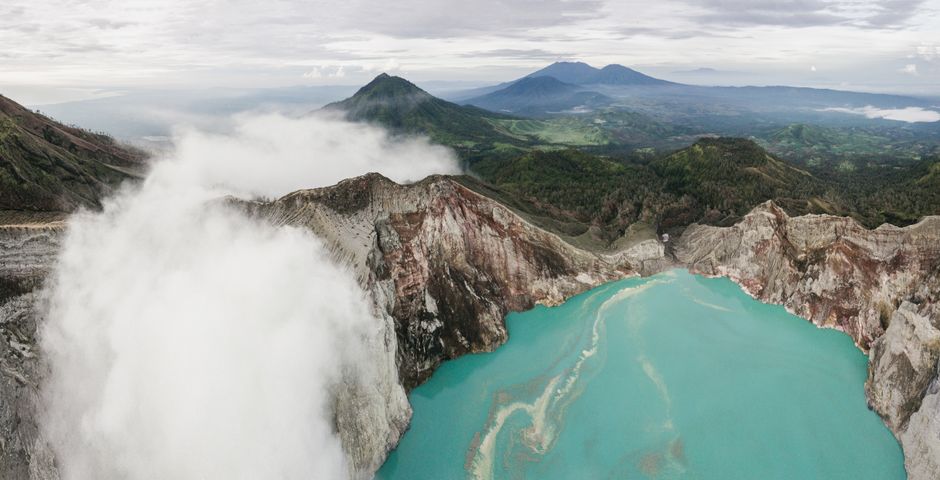 Vista aérea del cráter y el campamento en el desierto