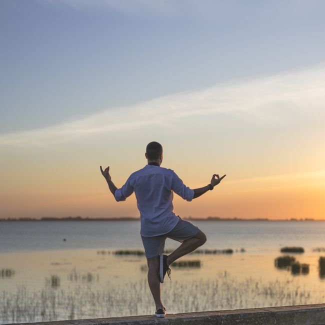 Persona meditando en calma al atardecer
