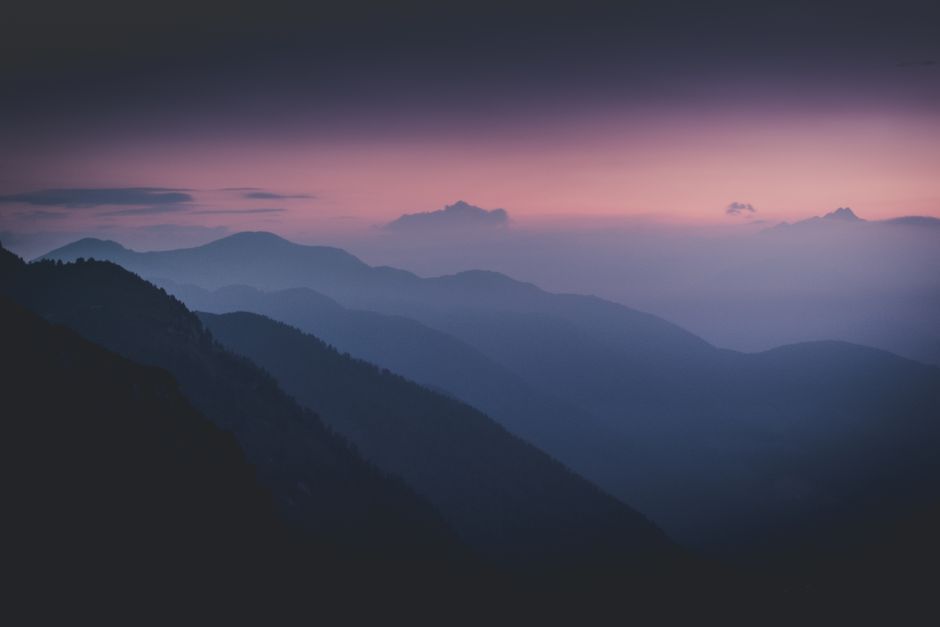Amanecer sereno entre montañas y niebla